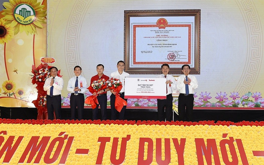 Phó Thủ tướng Hồ Đức Phớc dự Lễ công bố huyện Tây Sơn đạt chuẩn nông thôn mới năm 2023