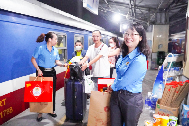 Hàng nghìn vé tàu, máy bay miễn phí cho người lao động về quê đón Tết 2025