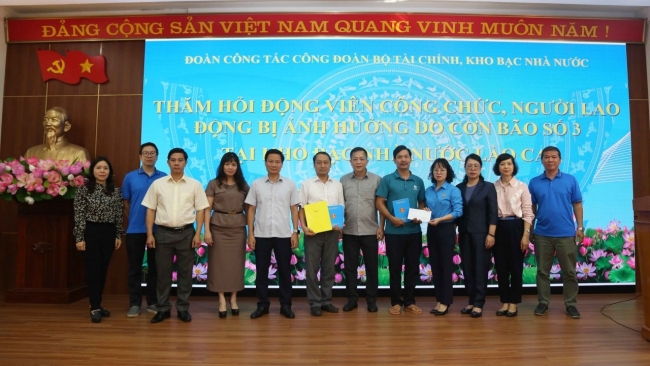 Thăm hỏi, động viên công chức Kho bạc Nhà nước Yên Bái và Lào Cai bị ảnh hưởng do bão số 3