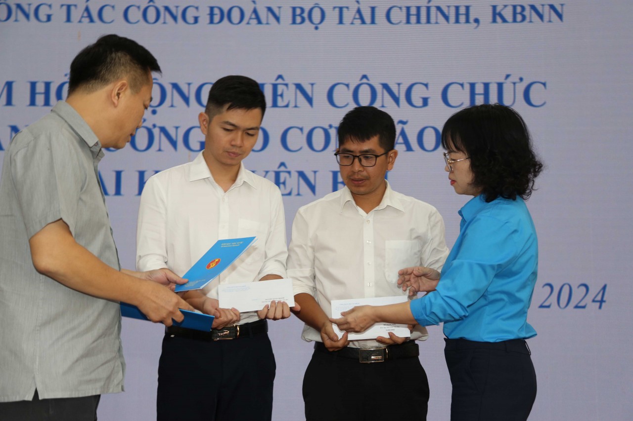 Thăm hỏi, động viên 10 công chức Kho bạc Nhà nước Yên Bái và Lào Cai bị ảnh hưởng do bão số 3