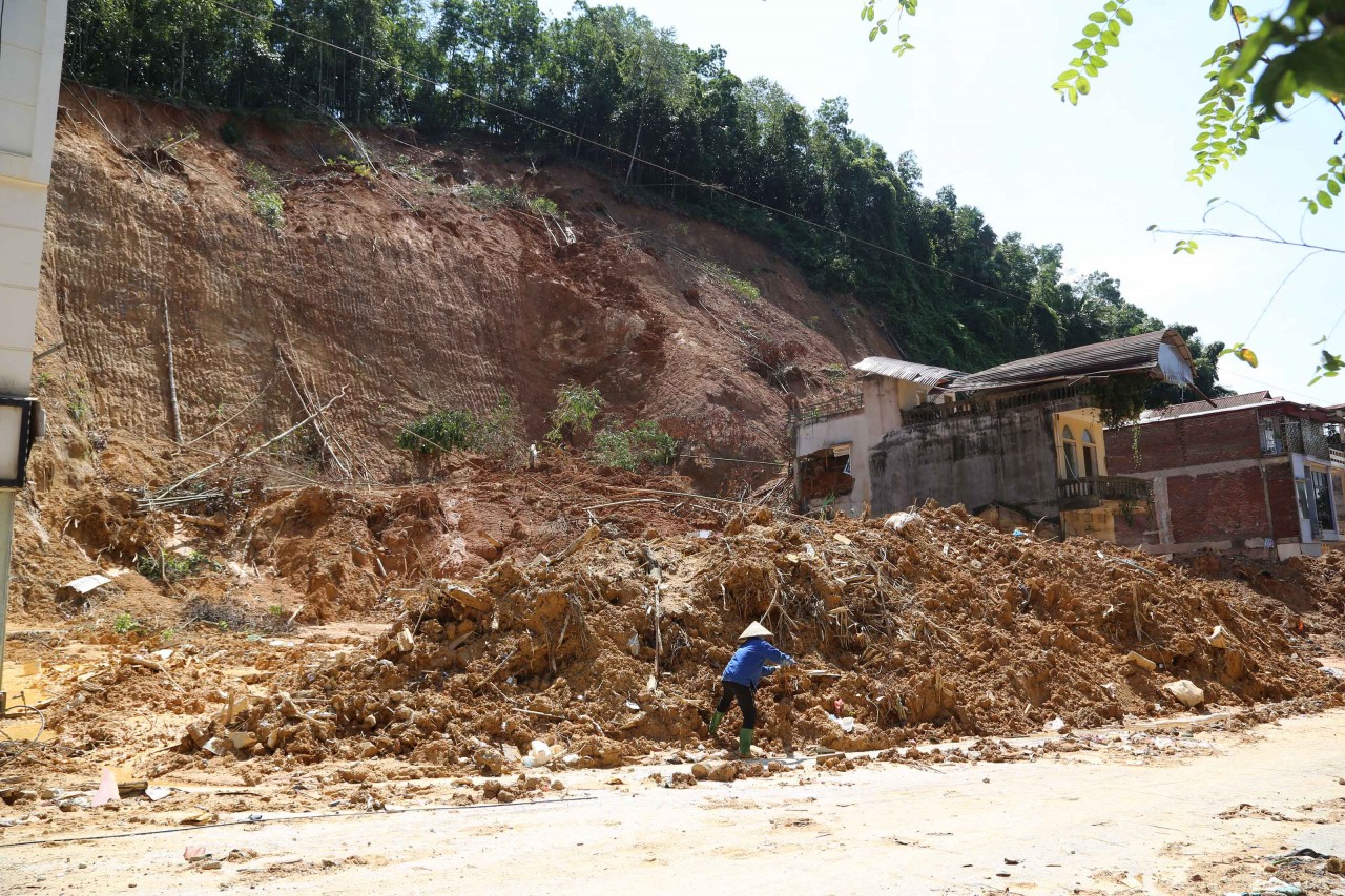 Thăm hỏi, động viên 10 công chức Kho bạc Nhà nước Yên Bái và Lào Cai bị ảnh hưởng do bão số 3