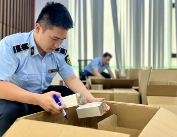 Hà Nội: Thu giữ hơn 10.000 chai nước hoa không rõ nguồn gốc giao bán trên Tiktok