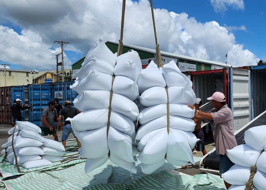 Ngày 10/10: Giá gạo trong nước giảm, gạo xuất khẩu đứng ở mức cao