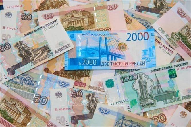 Đồng ruble của Nga chạm đáy 11 tháng so với đồng USD và NDT