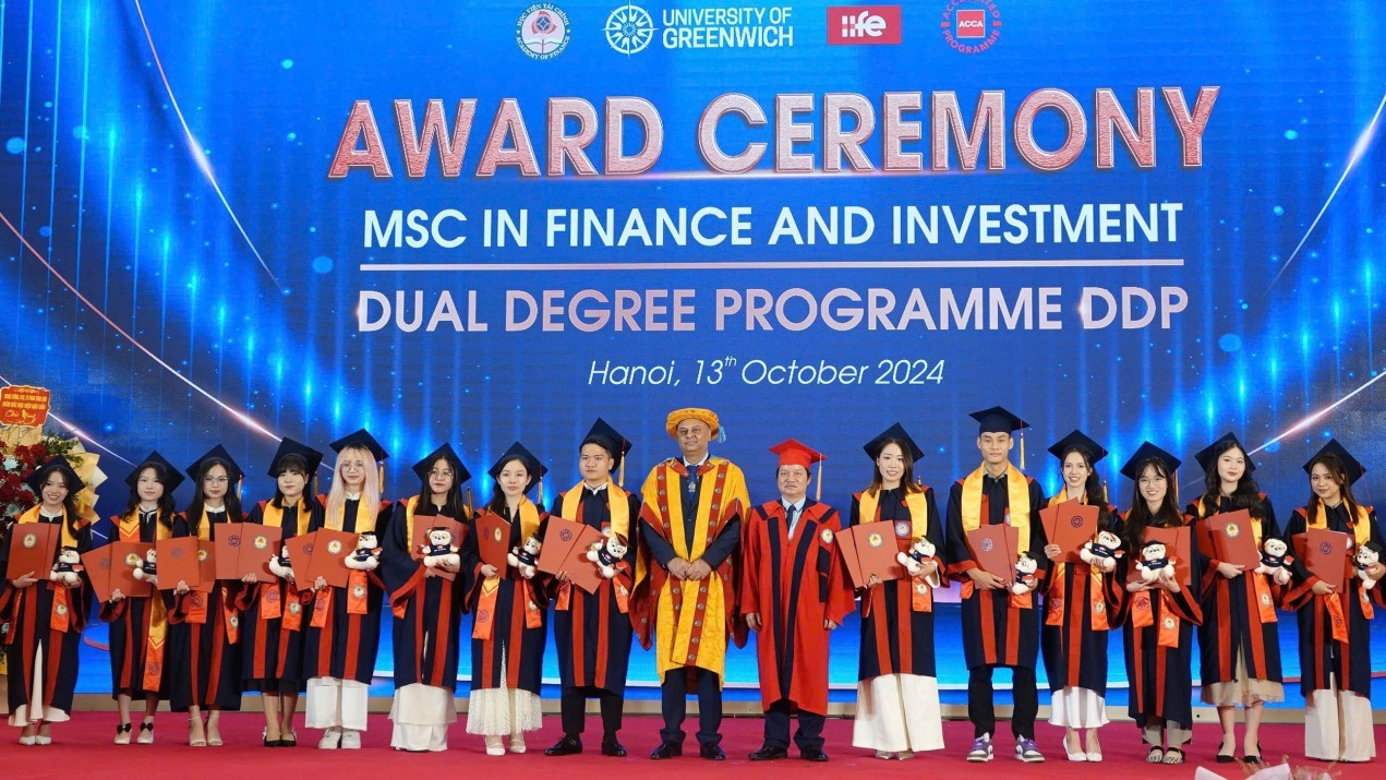 Học viện Tài chính trao bằng cho 152 tân cử nhân, thạc sỹ chương trình liên kết đào tạo