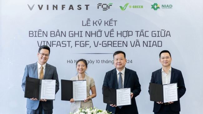 Công ty Ngân Lực thuê 200 ô tô điện VinFast và hợp tác mở rộng mạng lưới trạm sạc V-Green