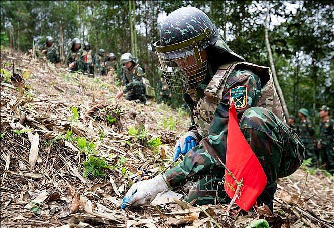 Người trực tiếp khảo sát, rà phá bom, mìn sẽ được bồi dưỡng 350 nghìn đồng/tháng