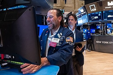 Chứng khoán đồng loạt tăng, Dow Jones lần đầu vượt mốc 43.000 điểm