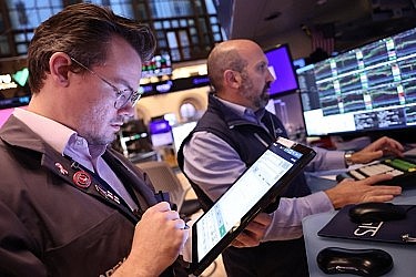 Chứng khoán Mỹ hụt hơi, Dow Jones rút khỏi mức cao kỷ lục