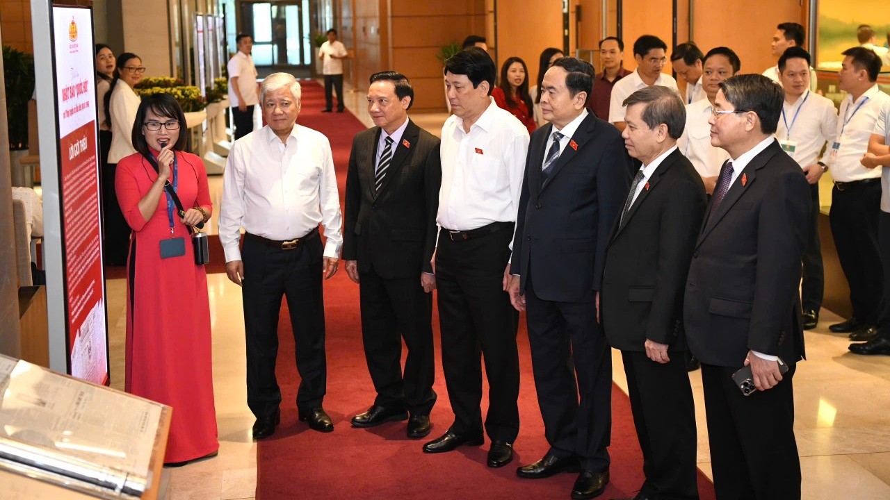 Chủ tịch nước và Chủ tịch Quốc hội tham quan Triển lãm “Nhật báo Quốc hội với Tổng tuyển cử đầu tiên (6/1/1946)”