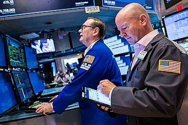 Dow Jones vọt tăng do giá dầu hạ nhiệt