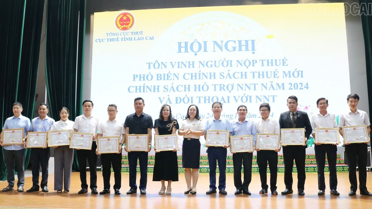 Cục Thuế Lào Cai tôn vinh 49 doanh nghiệp, người nộp thuế tiêu biểu