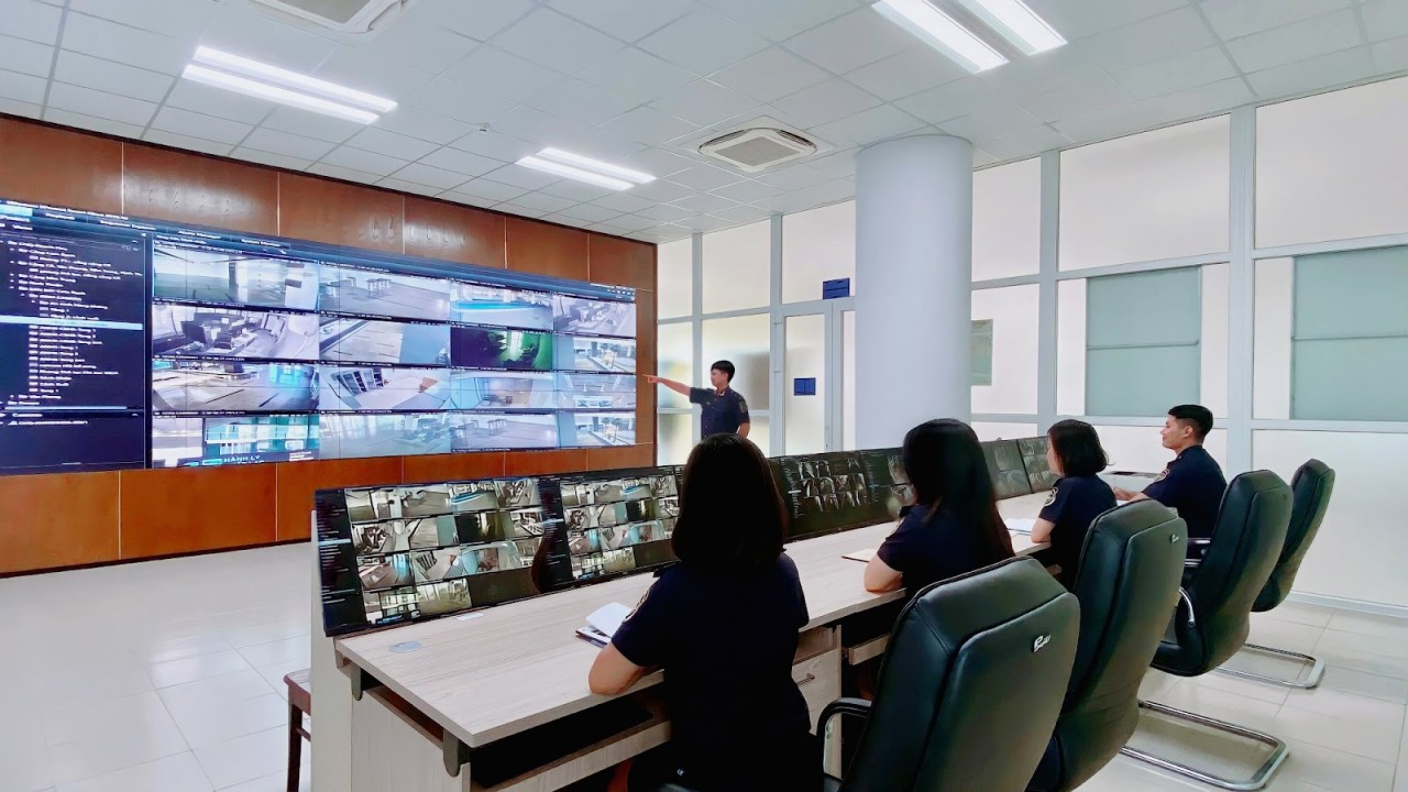 Làm chủ các hệ thống công nghệ hiện đại cũng là một yêu cầu đặt ra với các công chức hải quan. Ảnh: Văn Tá.