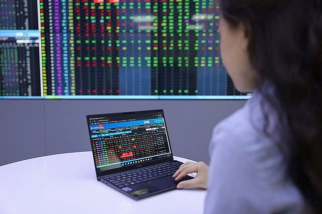 Chứng khoán hôm nay (1/11): Giao dịch ảm đạm trong phiên ETF nội cơ cấu, VN-Index giảm gần 10 điểm