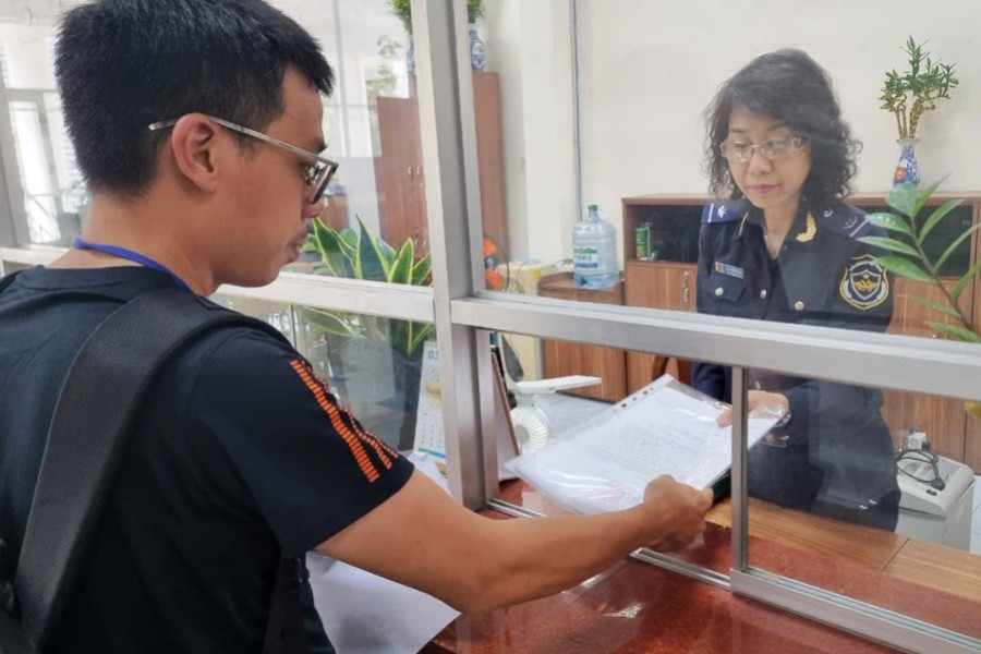Doanh nghiệp làm thủ tục thông quan hàng hóa xuất nhập khẩu tại Chi cục Hải quan quản lý hàng đầu tư, Cục Hải quan TP. Hồ Chí Minh. Ảnh: Đỗ Doãn
