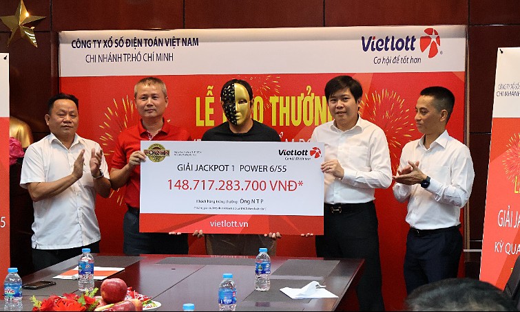 Nam thanh niên ở quận 8 TP. Hồ Chí Minh nhận giải Jackpot xổ số power 6/55 trị giá hơn 148 tỷ đồng