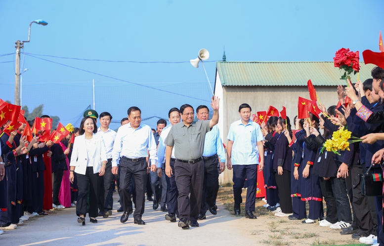 Thủ tướng chung vui Ngày hội Đại đoàn kết cùng đồng bào các dân tộc tỉnh Lạng Sơn