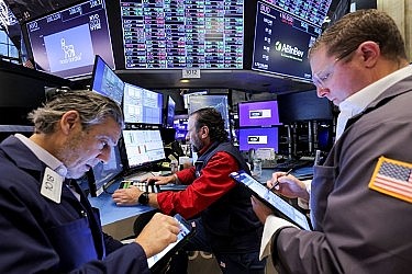 Sắc đỏ bao trùm Phố Wall, Dow Jones giảm hơn 200 điểm