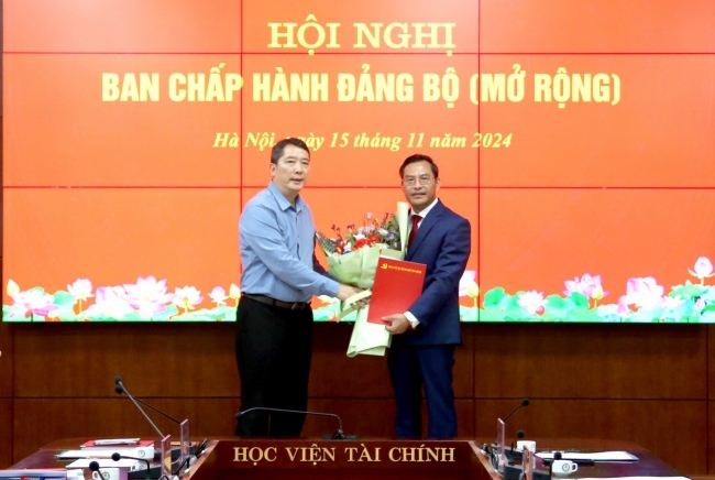 Công bố quyết định chuẩn y Bí thư Đảng ủy Học viện Tài chính