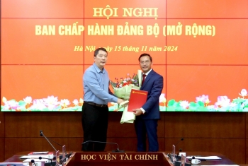 Công bố quyết định chuẩn y Bí thư Đảng ủy Học viện Tài chính