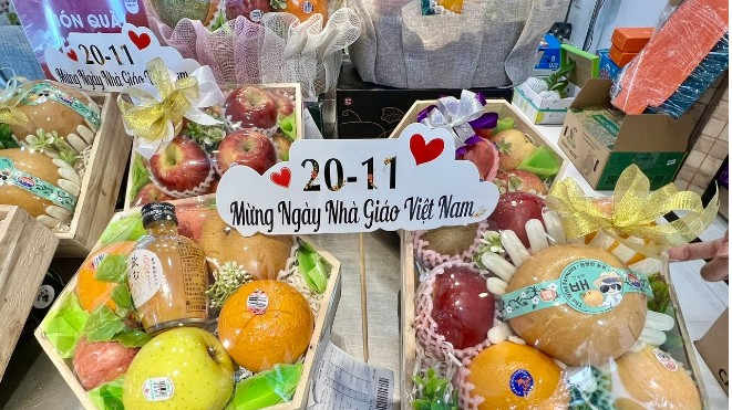 Quà tặng dịp 20/11: Hoa sen đá, lẵng hoa vừa tiền được ưa chuộng