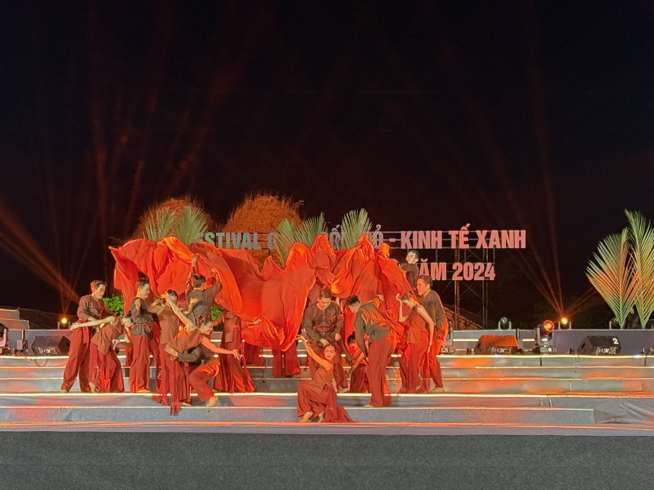 Ấn tượng những hình ảnh tại Festival Gạch gốm đỏ - Kinh tế xanh tỉnh Vĩnh Long lần I năm 2024 Ấn tượng những hình ảnh tại Festival Gạch gốm đỏ - Kinh tế xanh tỉnh Vĩnh Long lần I năm 2024
