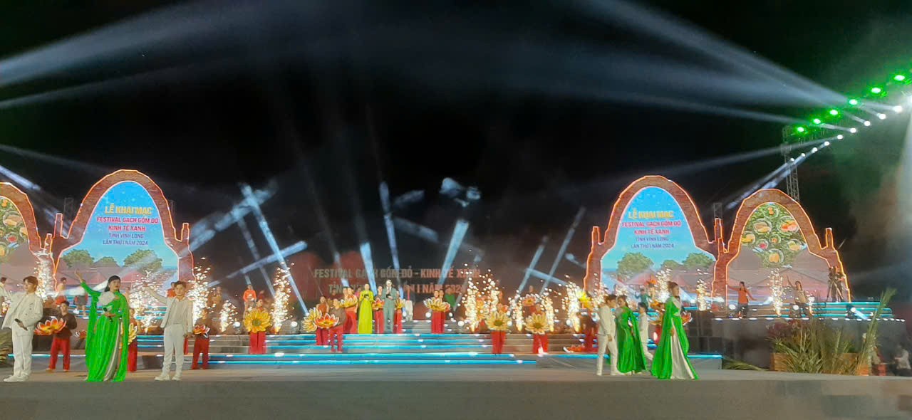 Ấn tượng những hình ảnh tại Festival Gạch gốm đỏ - Kinh tế xanh tỉnh Vĩnh Long lần I năm 2024 Ấn tượng những hình ảnh tại Festival Gạch gốm đỏ - Kinh tế xanh tỉnh Vĩnh Long lần I năm 2024