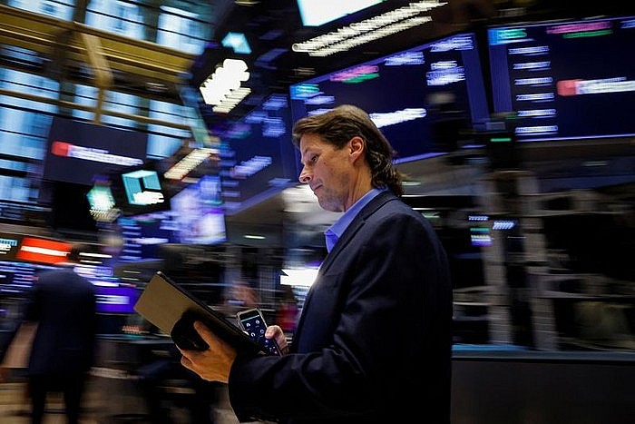 Dow Jones tăng hơn 450 điểm, chứng khoán châu Á mất đà