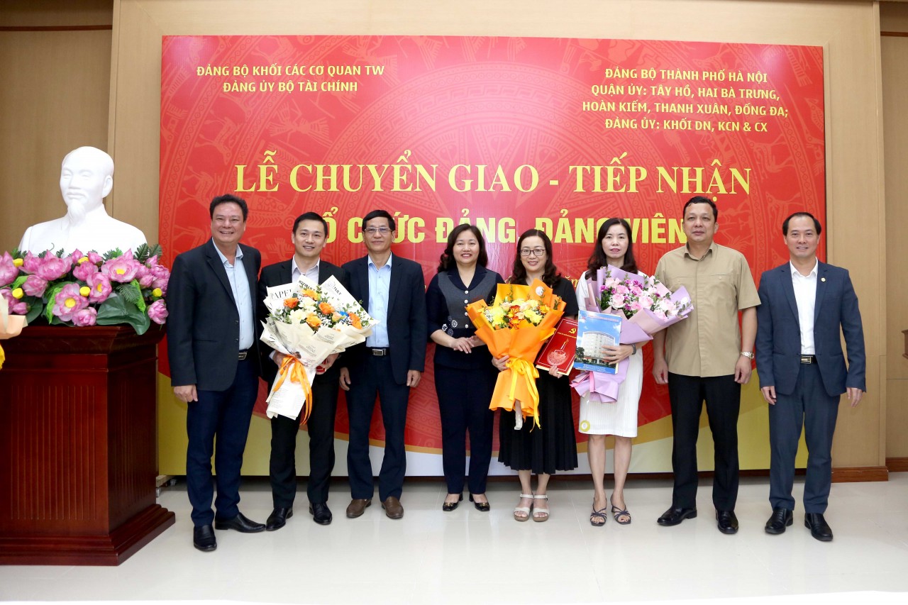 Chuyển giao 12 tổ chức đảng, đảng viên từ Đảng bộ Bộ Tài chính về trực thuộc các Quận ủy thuộc Thành ủy Hà Nội Chuyển giao 12 tổ chức đảng, đảng viên từ Đảng bộ Bộ Tài chính về trực thuộc các Quận ủy thuộc Thành ủy Hà Nội