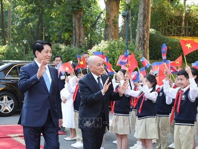 Chủ tịch nước Lương Cường chủ trì lễ đón Quốc vương Campuchia Norodom Sihamoni