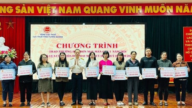 Cục Thuế Tuyên Quang trao thưởng hóa đơn may mắn quý I/2024