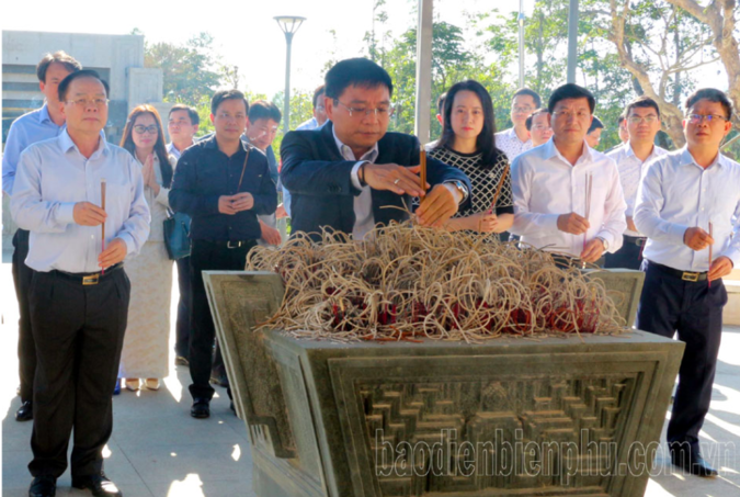 Bộ trưởng Bộ Tài chính Nguyễn Văn Thắng dâng hương tưởng niệm anh hùng liệt sĩ tại Điện Biên