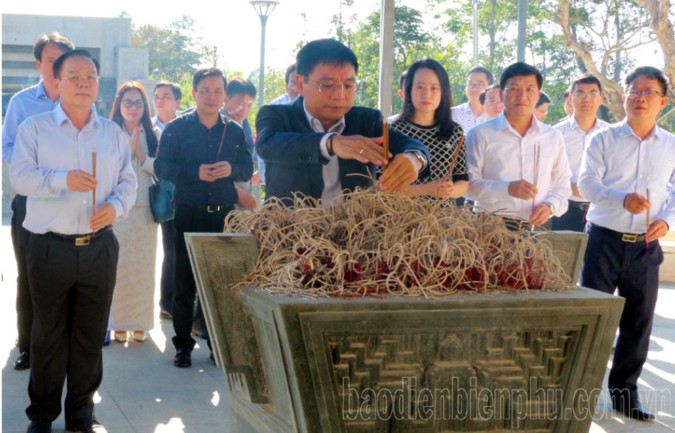 Bộ trưởng Bộ Tài chính Nguyễn Văn Thắng dâng hương tưởng niệm anh hùng liệt sĩ tại Điện Biên