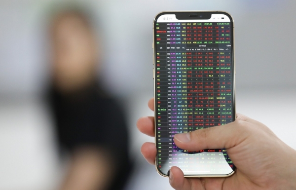 Chứng khoán ngày 26/2: Cổ phiếu chứng khoán hút dòng tiền, VN-Index trụ mốc 1.300 điểm