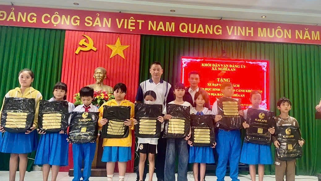 Tập đoàn KSB và Kakapo tặng xe đạp, balo khuyến khích học sinh vùng biển Quảng Ngãi
