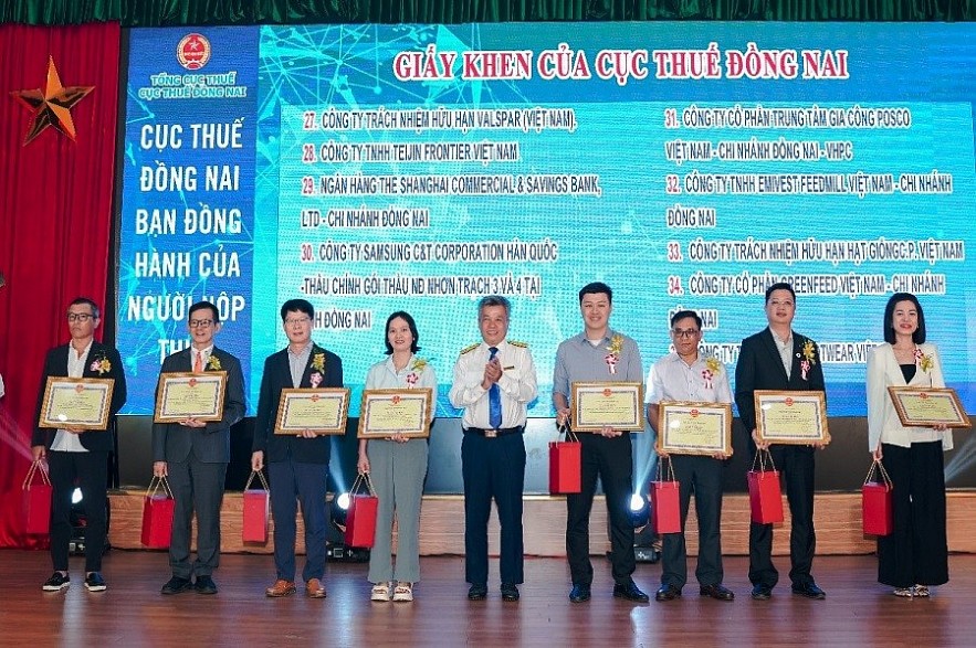 Cục trưởng Cục Thuế Đồng Nai Nguyễn Toàn Thắng tuyên dương doanh nghiệp thực hiện tốt nghĩa vụ thuế. Ảnh: Đỗ Doãn