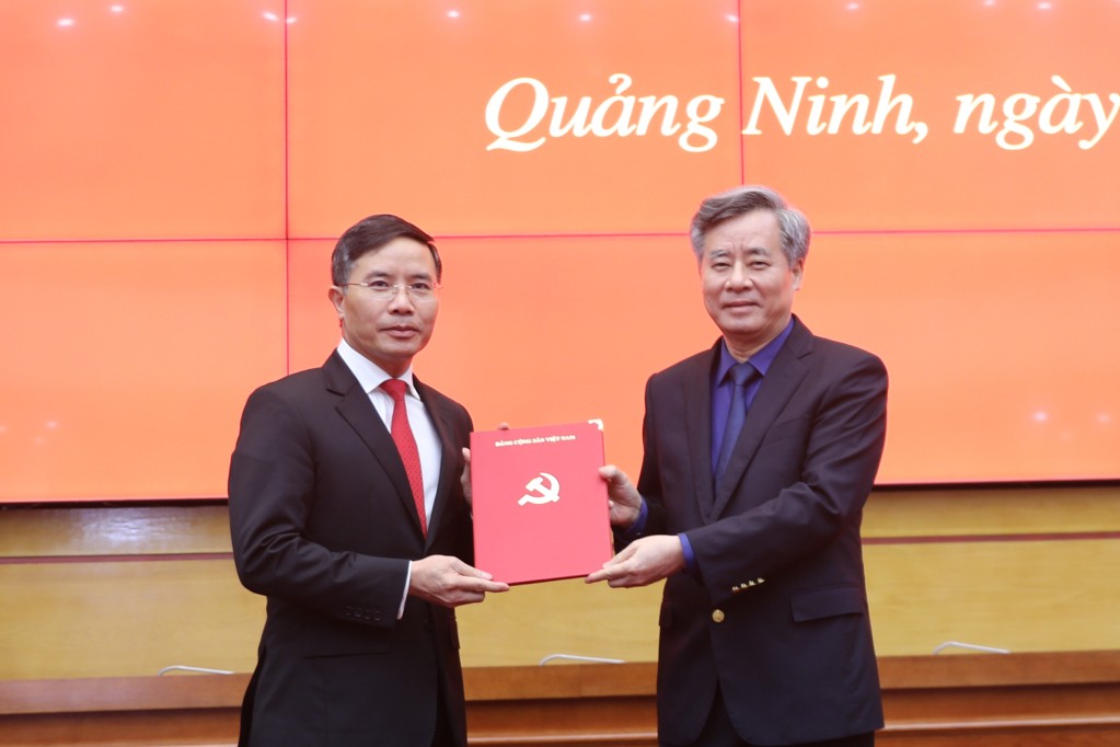 Đồng chí Nguyễn Quang Dương, Ủy viên Trung ương Đảng, Phó Ban Tổ chức Trung ương, trao Quyết định cho đồng chí Phạm Đức Ấn, Phó Bí thư Tỉnh ủy Quảng Ninh.