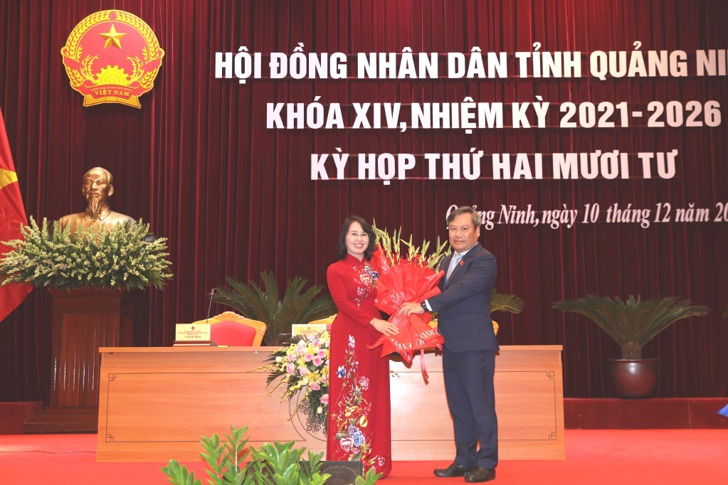 Vũ Đại Thắng, Ủy viên Trung ương Đảng, Bí thư Tỉnh ủy, tặng hoa chúc mừng đồng chí Trịnh Thị Minh Thanh, Phó Bí thư Thường trực Tỉnh ủy đã trúng cử chức vụ Chủ tịch HĐND tỉnh.