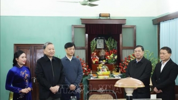 Tổng Bí thư Tô Lâm dâng hương tưởng niệm Chủ tịch Hồ Chí Minh tại nhà 67