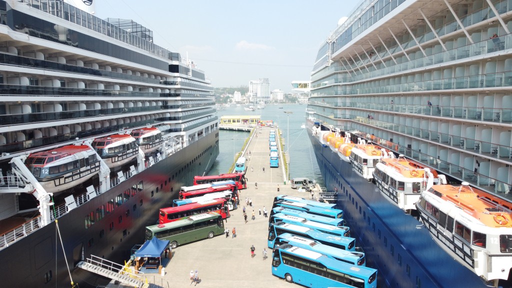 Du khách tàu biển chuẩn bị tham quan Hạ Long.