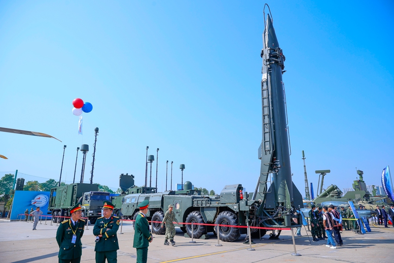 Mãn nhãn với màn bay chào mừng của 'hổ mang chúa' Su-30MK2 tại Triển lãm Quốc phòng quốc tế Việt Nam 2024- Ảnh 6.