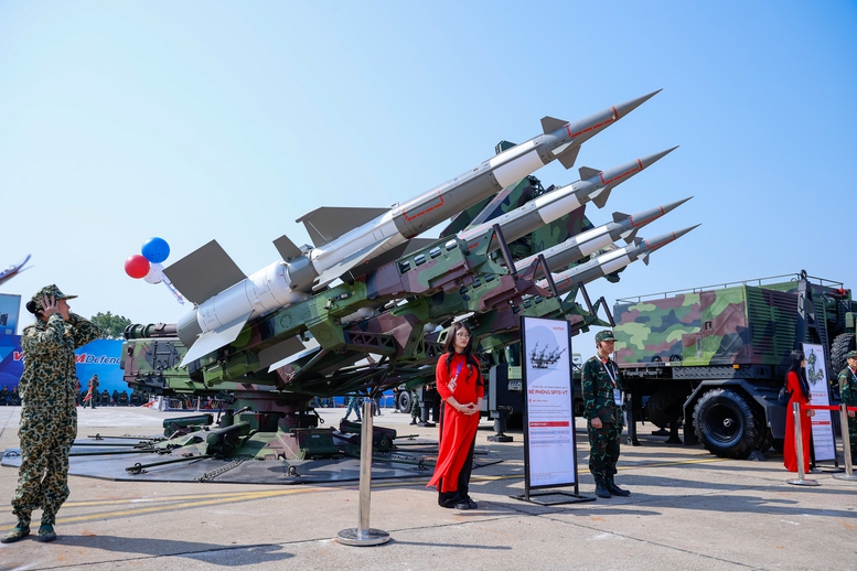 Mãn nhãn với màn bay chào mừng của 'hổ mang chúa' Su-30MK2 tại Triển lãm Quốc phòng quốc tế Việt Nam 2024- Ảnh 7.