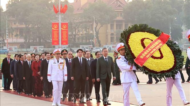 Lãnh đạo Đảng và Nhà nước viếng Chủ tịch Hồ Chí Minh nhân kỷ niệm 80 năm QĐND Việt Nam