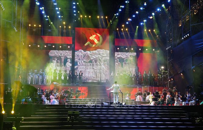 Chủ tịch Quốc hội dự chương trình hòa nhạc và nghệ thuật 'Bài ca không quên' Chú thích ảnh