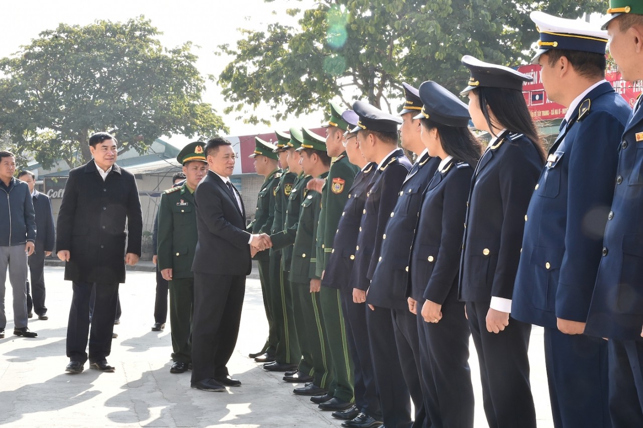 Phó Thủ tướng Hồ Đức Phớc thăm và làm việc với Đồn Biên phòng Cửa khẩu quốc tế Tây Trang
