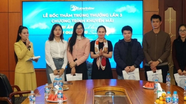 mua cua trung vang eurowindow boc tham dot cuoi chuong trinh tri an khach hang ngan qua tang sang