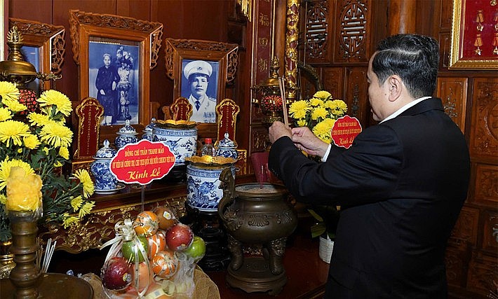 Chủ tịch Quốc hội dâng hương tưởng nhớ nguyên Chủ tịch nước, Đại tướng Lê Đức Anh và Đại tướng Nguyễn Chí Thanh