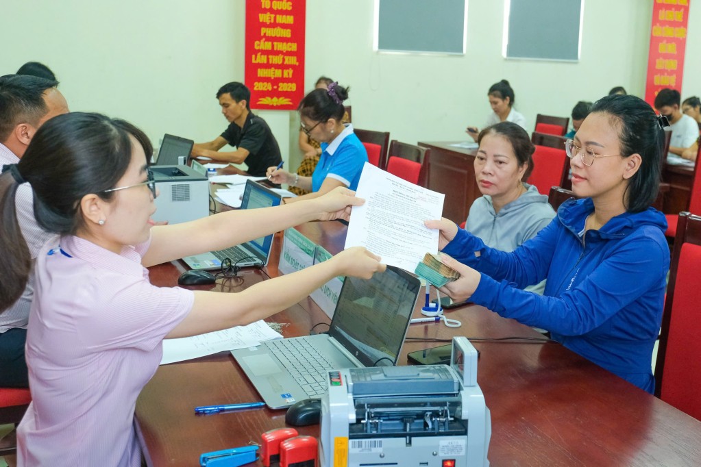 Cán bộ Ngân hàng CSXH TP Cẩm Phả giải ngân nguồn vốn phát triển sản xuất.