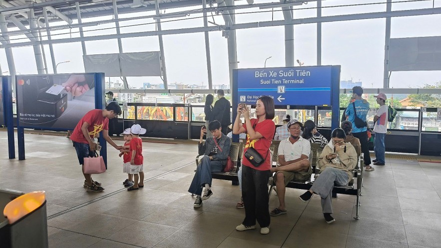 TP. Hồ Chí Minh: Đông nghịt người đi Metro Bến Thành - Suối Tiên trong ngày đầu năm