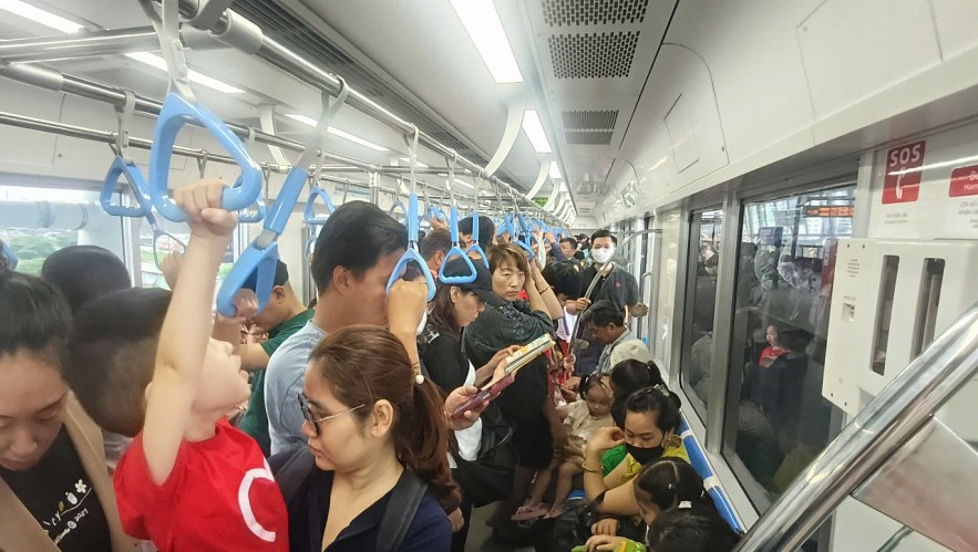 TP. Hồ Chí Minh: Đông nghịt người đi Metro Bến Thành - Suối Tiên trong ngày đầu năm